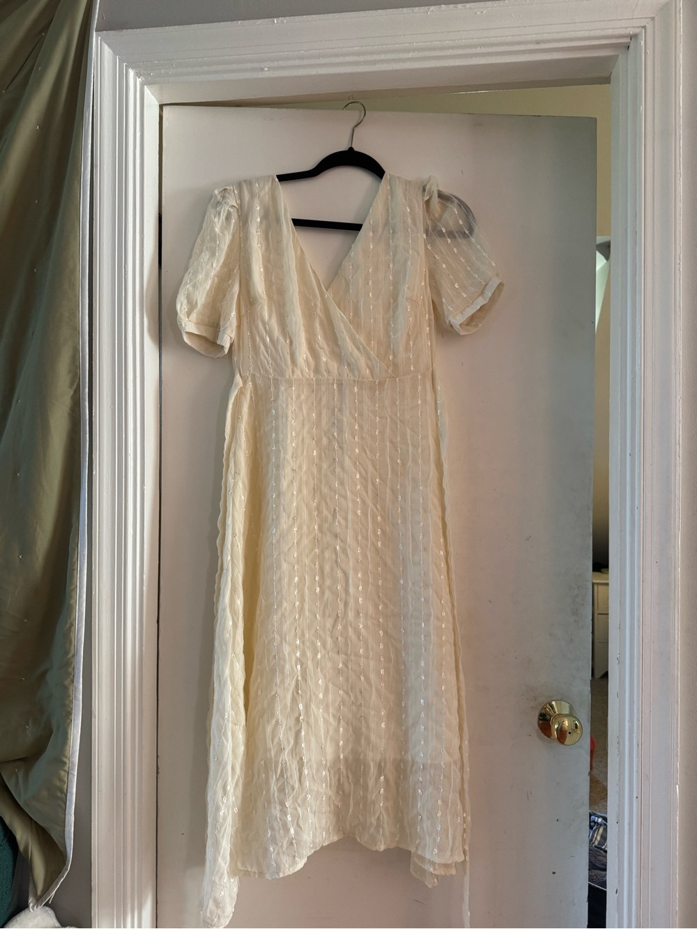 Vintage Ivory Textured V-Neck Midi Dress with Puff Sleeves